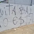Muro da Justiça Federal em Salvador é pichado: "Muita bala no estado" imagem