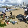 Mutirão limpa praia do Rio Vermelho para a festa no mar imagem