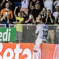 Neymar faz gol olímpico e Santos avança no Paulistão; assista imagem