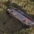 Ônibus cai em ribanceira e deixa ao menos um morto e 25 feridos imagem