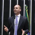 PF abre processo disciplinar contra Eduardo Bolsonaro; entenda motivo imagem