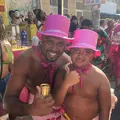 Pai e filho caem na folia no Nordeste de Amaralina imagem
