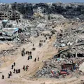 Palestinos retornam para Gaza e encontram cidade em escombros e ruínas imagem