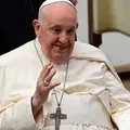 Papa Francisco, hospitalizado com pneumonia, tem 'leve melhora' imagem