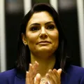 "Perturbação mental", dispara Michelle Bolsonaro sobre Mauro Cid imagem