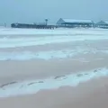 Praias ficam cobertas de neve durante inverno nos EUA; assista imagem