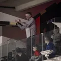 Presidente do Athletico-PR faz gesto obsceno e gera revolta da torcida imagem