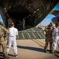 Primeiro avião com imigrantes deportados dos EUA chega à base militar imagem