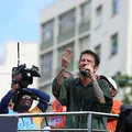 Saulo compra mercadoria e promete bancar faculdade de ambulante imagem