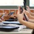 Sem celular! Saiba como será volta às aulas após nova lei imagem
