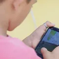 Adolescente de 13 anos mata avó e fere avô após ter celular confiscado imagem