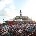 Tapete branco: Filhos de Gandhy desfilam no circuito Barra-Ondina imagem