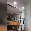 Teto de igreja cai e quase atinge pastor durante culto; assista imagem