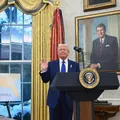 Trump chama agência AP de 'organização de esquerda radical' imagem