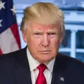 Trump corta ajuda à África do Sul após disputa sobre terras e Israel imagem