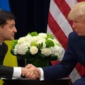 Trump diz que Rússia 'tem as cartas' nas negociações sobre a Ucrânia imagem