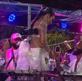 VÍDEO: Cantor pede namorada em casamento no trio de Kannário imagem