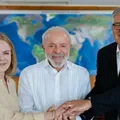 "Vem para somar", garante Lula sobre chegada de Gleisi ao governo imagem