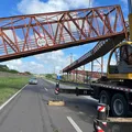 Via é parcialmente liberada após queda de passarela na BR-324 imagem