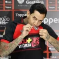 Victor Ramos sonha com despedida no Vitória e futuro na política imagem