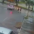 Vídeo: assaltante aproveita vidro aberto e “voa” para dentro de carro imagem
