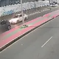Vídeo: motociclista é atropelado ao fazer manobra proibida em Salvador imagem