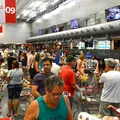 Vídeo: mulher enche carrinho de compras e deixa mercado sem pagar imagem