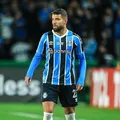 Vitória tenta a contratação de Pepê, volante do Grêmio imagem