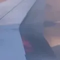Voo é evacuado após motor pegar fogo em situação assustadora; assista imagem