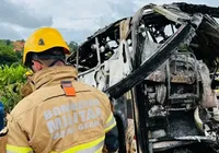 Acidente com ônibus, caminhão e carro deixa cerca de 26 mortos; vídeo