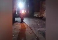 Adolescente incendeia morador de rua e transmite ataque ao vivo imagem