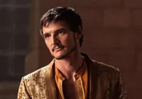 Agostinho Carrara? Pedro Pascal usa look estampado e web reage imagem