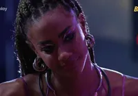 Aline expulsa do BBB 25? Assista ao momento do beijo em sister imagem