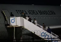 "Alívio", dizem brasileiros deportados dos EUA ao desembarcarem imagem