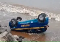 Aluna de autoescola confunde pedais e carro vai parar na praia