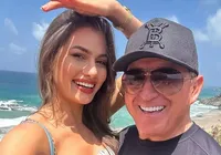 Amado Batista dá beijão em namorada em viagem a Fernando de Noronha