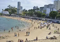 Ambulantes seguem regra e recolocam cadeiras na praia do Porto da Barra