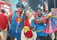 Amigos na vida e na folia: público curte Carnaval com intensidade