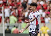 Após interesse do Athletico-PR, rival acerta contratação de volante do Vitória