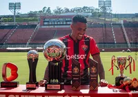 Artilheiro do Brasileirão, Alerrandro se despede do Vitória: "Minha casa" imagem