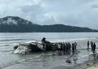 Avião cai em praia de Ubatuba, explode e deixa um morto