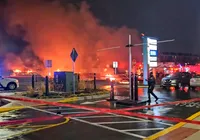 Avião de pequeno porte cai perto de shopping e explode na Filadélfia imagem