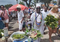 Babalorixá explica a importância do banho de arroz e folhas