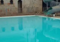 Baiano que limpava piscina em clube morre afogado ao cair na água