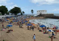 Polêmica no Porto da Barra: banhistas elogiam praia com menos sombreiros