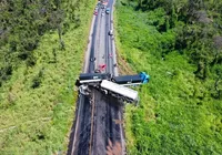 Batida deixa um morto e carretas ficam atravessadas em pista na Bahia