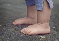 Bebê morre ao cair de caminhonete e ser atropelado pelo pai imagem