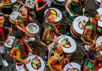 Bloco Olodum Mirim homenageia Bob Marley em desfile no Pelourinho