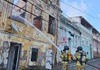 Bombeiros seguem com rescaldo no casarão incendiado no Carmo