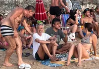 Caetano Veloso curte Porto da Barra em meio a protesto de ambulantes imagem